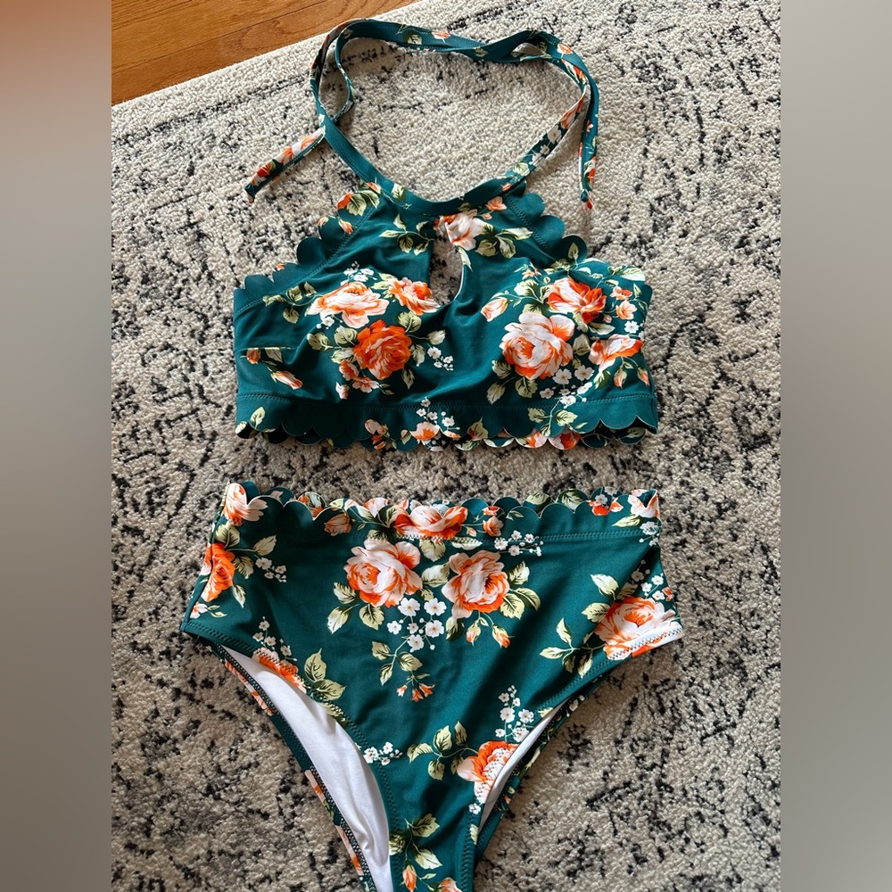 Women’s cupshe flowered print 2 piece swim suit size large